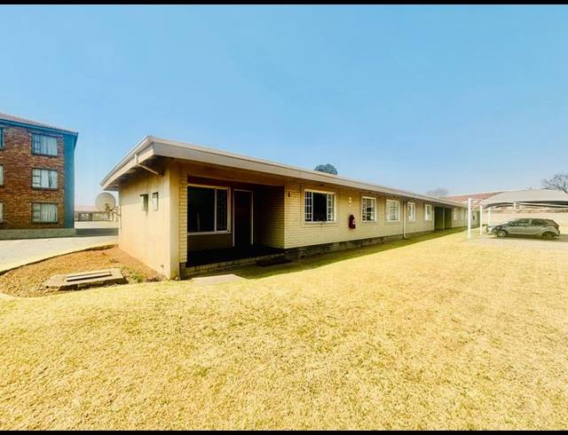 2 BEDROOM TOWNHOUSE FOR SALE IN VANDERBIJLPARK CW 5